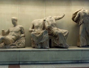 Ένας Παοκτζής θαυμάζει τα Γλυπτά του Παρθενώνα (φώτο)